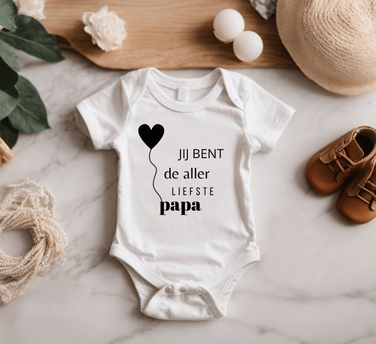Laat je baby stralen in dit schattige rompertje met de opdruk 'Jij bent de allerliefste papa'