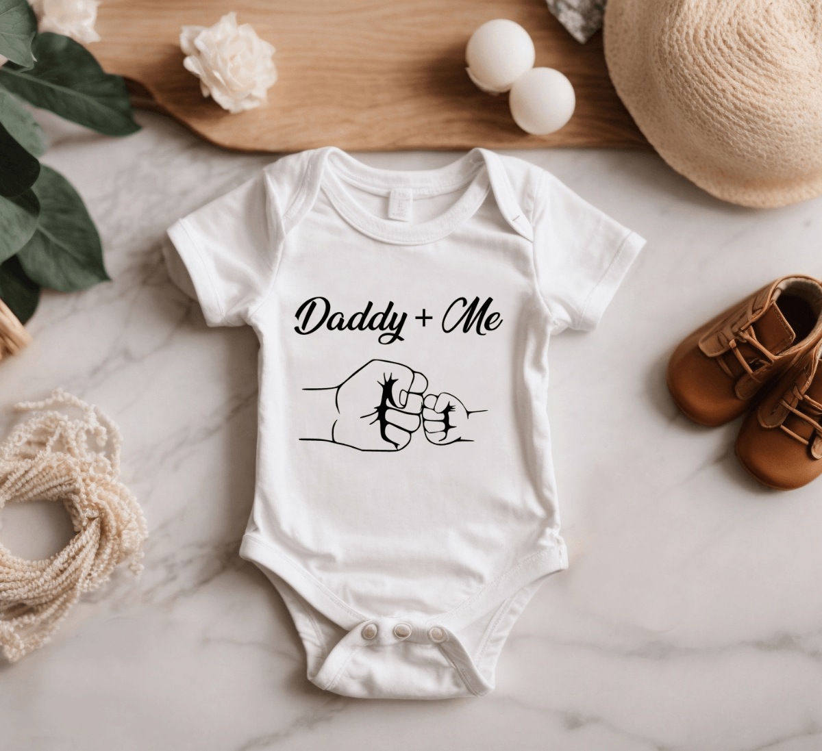 Laat je baby stralen in dit schattige rompertje met de opdruk 'Daddy + Me'