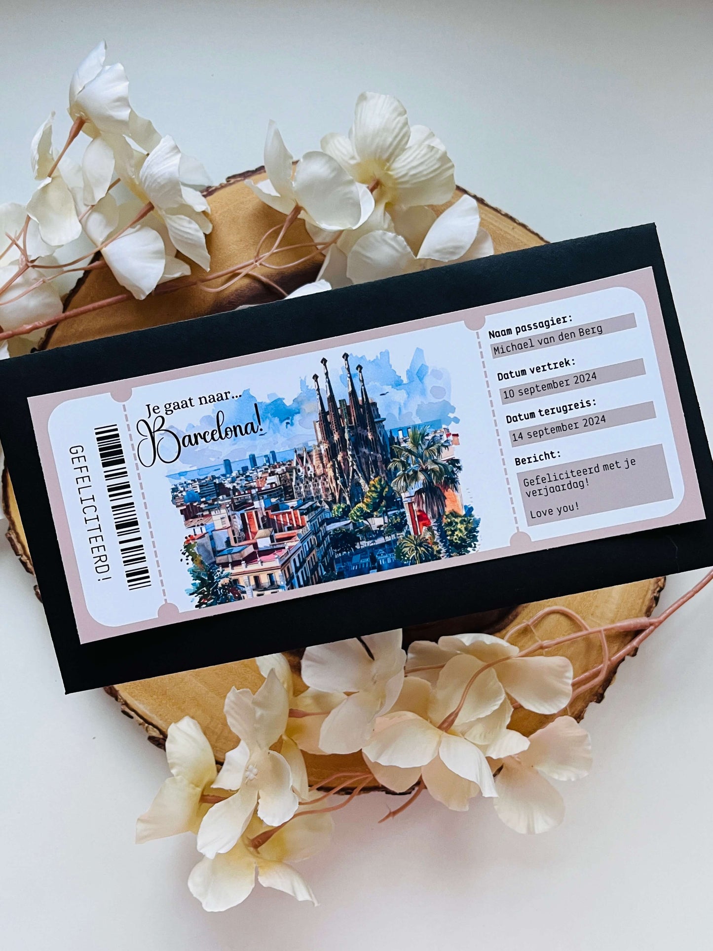 Een levendige foto van een ticket naar Barcelona, met prominente details zoals de bestemming en datum goed leesbaar. Het ticket is versierd met een kleurrijke afbeelding van de beroemde Sagrada Família, met architectonische details en een helderblauwe lucht op de achtergrond. De warme kleuren en het moderne ontwerp van het ticket stralen de sfeer van Barcelona uit, en het nodigt uit tot een avontuurlijke reis naar deze culturele en zonnige stad.