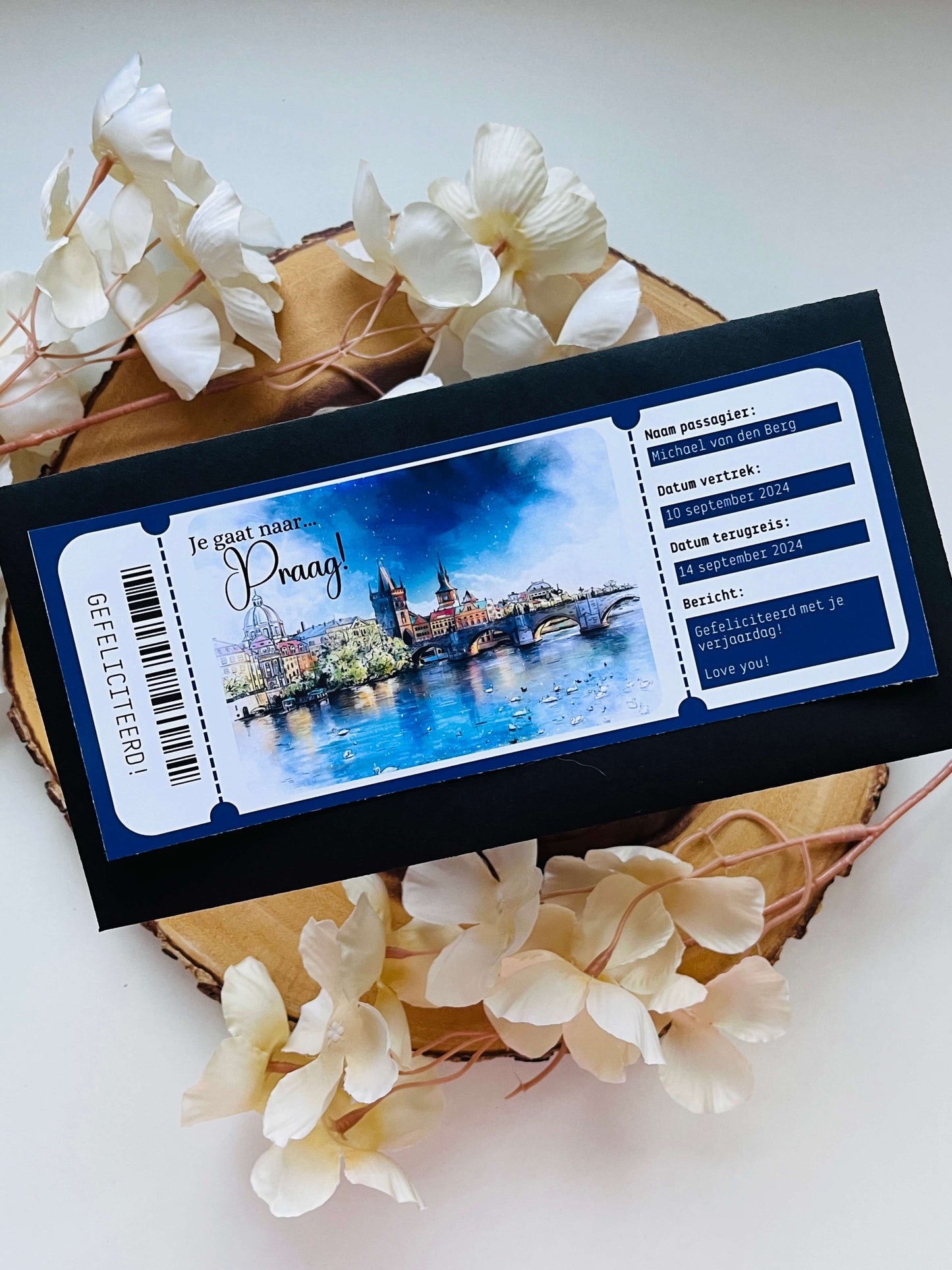 Een kleurrijke foto van een ticket naar Praag, met gedetailleerde informatie zoals de datum en bestemming duidelijk zichtbaar. Het ticket is versierd met een afbeelding van de iconische Praagse Karelsbrug tegen een blauwe lucht, omringd door historische gebouwen. De levendige kleuren en het stijlvolle ontwerp maken het ticket uitnodigend en aantrekkelijk, perfect om een reis naar deze prachtige stad te symboliseren.