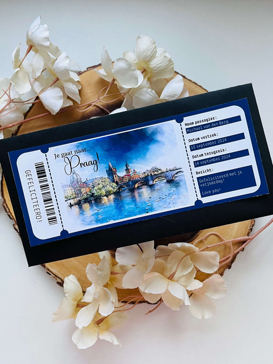 Een kleurrijke foto van een ticket naar Praag, met gedetailleerde informatie zoals de datum en bestemming duidelijk zichtbaar. Het ticket is versierd met een afbeelding van de iconische Praagse Karelsbrug tegen een blauwe lucht, omringd door historische gebouwen. De levendige kleuren en het stijlvolle ontwerp maken het ticket uitnodigend en aantrekkelijk, perfect om een reis naar deze prachtige stad te symboliseren.